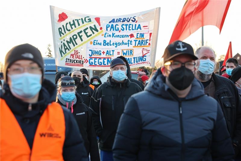 „Richtig kämpfen“, steht auf einem Transparent der Airbus-Beschäftigten in Finkenwerder. Foto: Bodo Marks/dpa