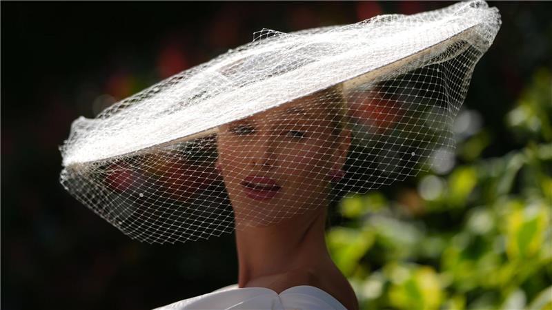 Richtig schick ist dieser Sonnenschutz beim Pferderennen in Ascot.