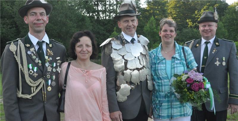 Rico und Melanie Inauen (von links), König Uwe Holst mit seiner Königin Anke und Jan Meyer können sich auf ein aufregendes Königsjahr freuen. Foto Wahba