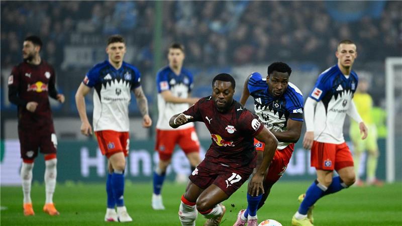 Ridle Baku (RB Leipzig) (l-r) und Philip Otele (Hamburger SV) kämpfen um den Ball.
