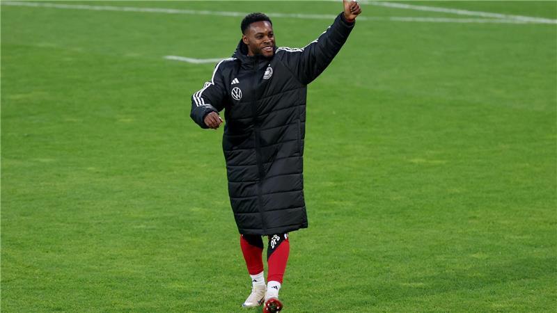 Ridle Baku grüßt beim Training Richtung Tribüne. 