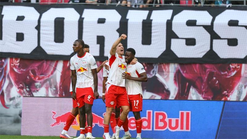 Ridle Baku (r-l, RB Leipzig) jubelt über seinen 1:0-Führungstreffer mit Brajan Gruda und Ezechiel Banzuzi.