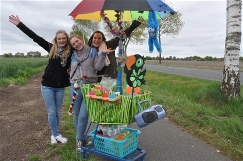 Rieke (v.l.), Josie und Sina sind mit ihrem Einkaufswagen zu Vatertag nach Gräpel unterwegs. Ihr Motto in diesem Jahr: Dschungel. Foto Wahba