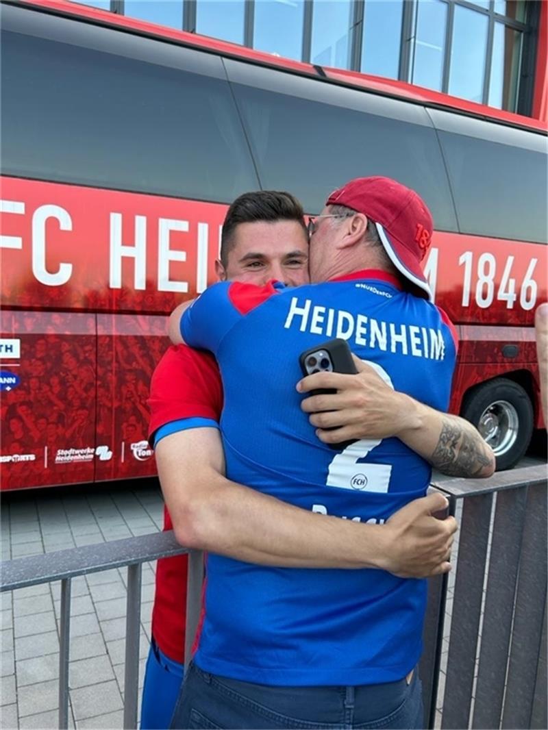 Wie Marnon Busch und seine Familie den Bundesliga-Aufstieg feierten Riesenerleichtung nach dem Aufstieg: Thomas Busch umarmt seinen Sohn Marnon. Foto: privat