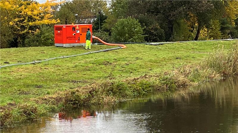 Amphibienfahrzeug auf der Aue: T50 kämpft gegen die Verstopfung Riesenpumpen stehen auf dem Deich.