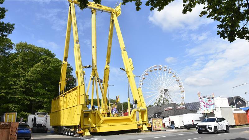 Pfingstmarkt Neukloster: Robert Paulsen lebt für den Kirmes-Kick Riesenschaukel und Riesenrad - zwei Giganten auf dem Pfingstmarkt.