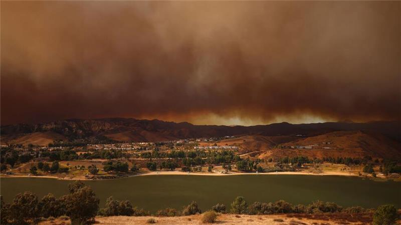 Flächenbrand nördlich von L.A. treibt Tausende in die Flucht Riesige Rauchwolken liegen über der Brandzone.