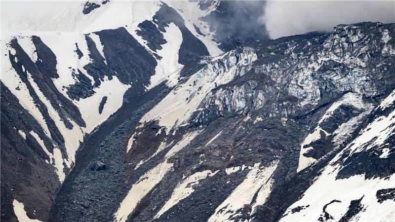 Schweizer Bergsturz bringt einen Gletscher stark unter Druck Riesige Schuttmassen drücken den Gletscher Richtung Tal.