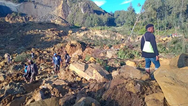 Erdrutsch in Papua-Neuguinea - Viele Tote befürchtet Riesige Steine und Erdmassen: Mehr als 100 Menschen könnten durch den Erdrutsch ihr Leben verloren haben.