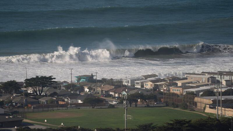 „Gefährliche Monsterwellen“ wüten vor kalifornischer Küste Riesige Wellen an der Küste von Pacifica nahe San Francisco.