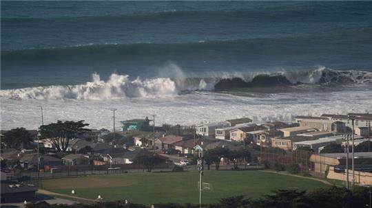 Riesige Wellen an der Küste von Pacifica nahe San Francisco.