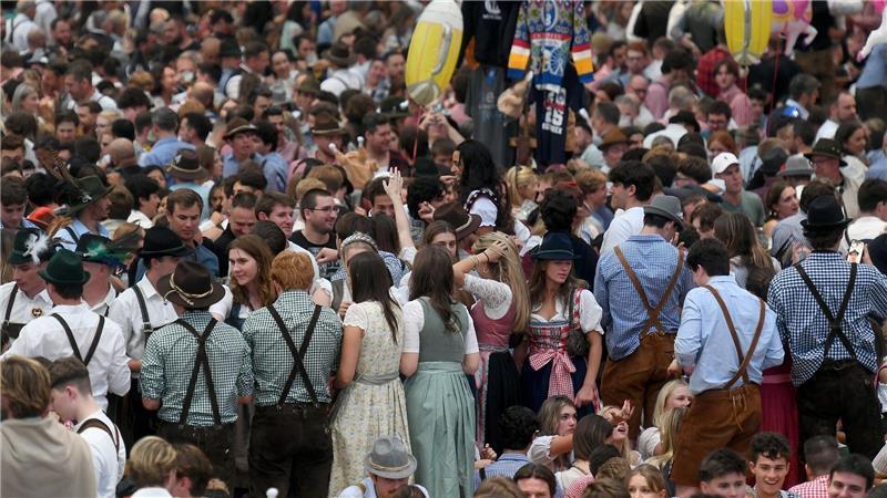 Riesiger Andrang auf der Wiesn:  Gäste feiern im Hofbräuzelt auf dem Oktoberfest. 