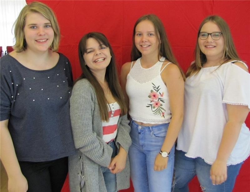Rika, Anna-Lena, Tabea und Julia (von links) sind als Teamerinnen in der kirchlichen Jugendarbeit in Apensen aktiv. Foto Groven