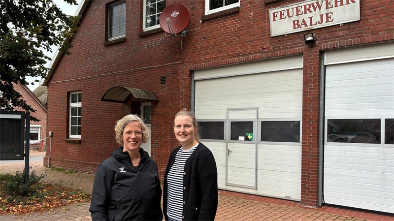 Rike Feil (links) und Wiebke Seebeck vor dem ehemaligen Feuerwehrgerätehaus.