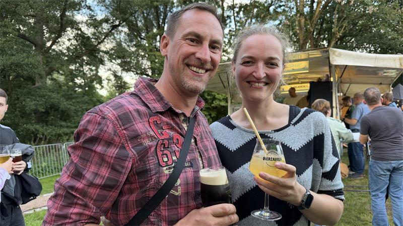 Rike Schmidt und Christian Vogelsang aus Harsefeld probieren irische Bier-Spezialitäten.