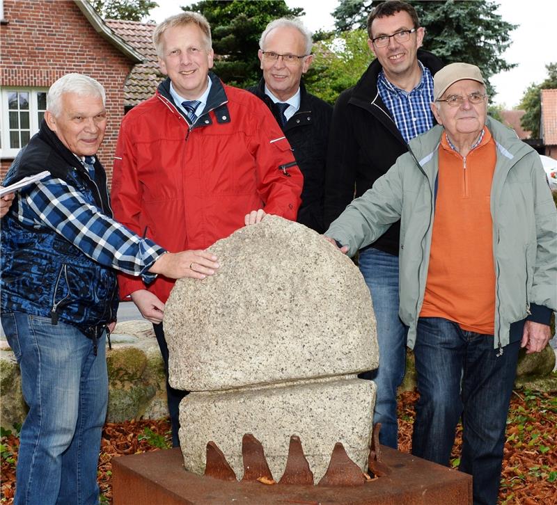 Rillenstein und Dorfplatz gehören in Hollenbeck zusammen. Hier treffen sich Detlef Jühlke, Jürgen Deden, Joachim Rademacker, Rüdiger Frank und Ralf Rogge. Foto Kordländer / Stief