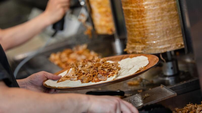 Preiskrise bei Döner und Burger – Rindfleisch wird knapper Rindfleisch ist so teuer geworden, dass etliche Dönerläden in München Kalb von der Speisekarte streichen (Foto: Illustration)