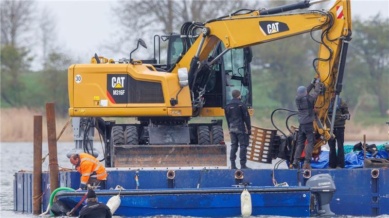 Rinne für den gestrandeten Buckelwal wird frei gespült.