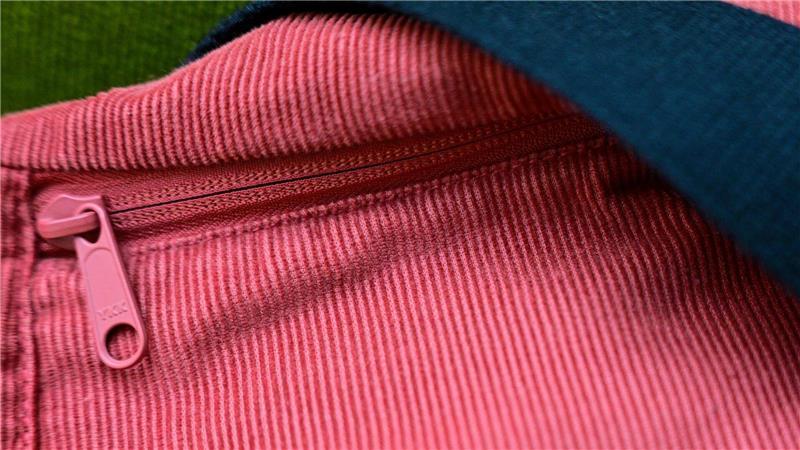 Ripp-Chic für „Drinnies“? Warum es ein Cord-Comeback gibt Ripp-Chic: Eine Tasche aus Cord liegt auf einem Sessel.