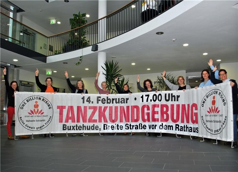 „One Billion Rising“: Kundgebung gegen Gewalt an Frauen in Buxtehude Rise (Erhebt Euch): Dieses Handzeichen steht für die Aktion „One Billion Rising“ am 14. Februar, zu der die Gleichstellungsbeauftragten im Landkreis Stade aufrufen.
