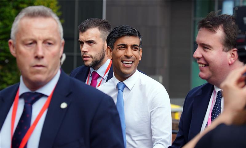 Rishi Sunak (M.) beim Parteitreffen der Konservativen Partei.