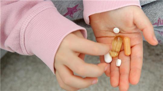 Riskante Neugier: Medikamente sollten nicht in Griffweite von Kindern abgelegt werden.