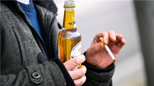 Riskanter Alkohol- und Nikotinkonsum führt zu hohen Todes- und Erkrankungszahlen. (Symbolbild)