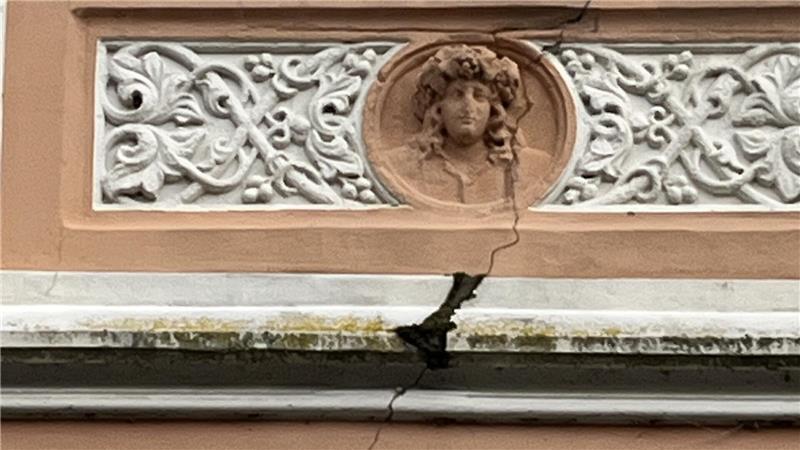 Abgespeckt: Horneburger können sich lediglich die Schulmensa leisten Risse in der Fassade des Rathauses der Samtgemeinde Horneburg.