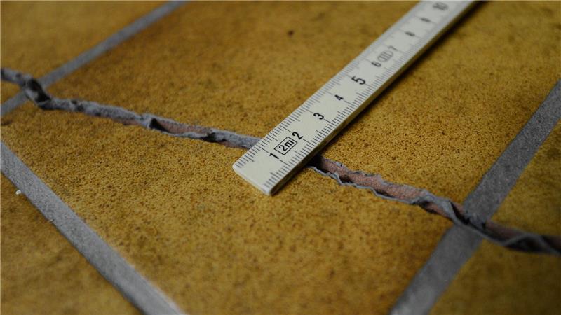 Risse regelmäßig überprüfen - vergrößern oder verändern sie sich, besteht dringender Handlungsbedarf.