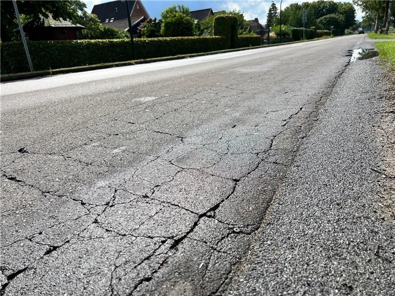 Rissig und voller Schadstellen: Die K74 wird ab 24. Juli saniert. Foto: Beneke/Landkreis Stade