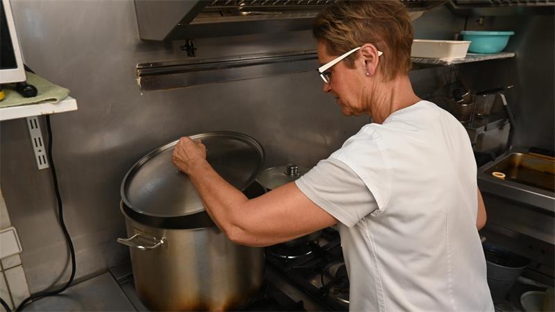Altes Land: Elbfischer Lothar Buckow setzt auf Aalsuppe Rita Buckow schaut beim Aalsuppe-Kochen in den Topf.