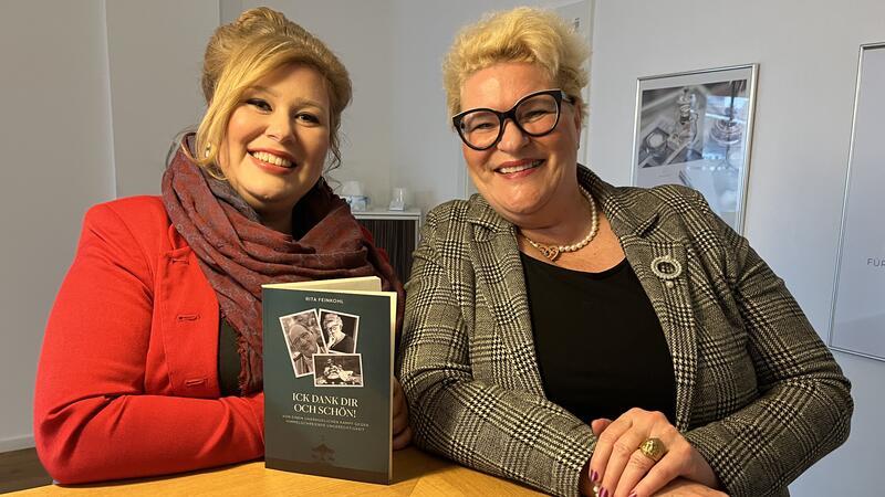 Rita Feinkohl (rechts) schrieb ihre Erfahrungen in einem 22-tägigen Schreibmarathon nieder. Ihre Tochter Jasmin Feinkohl (links) unterstützte sie bei diesem Herzensprojekt.