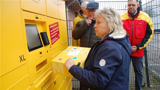 Rita Fricke vom Fredenbecker Seniorenbeirat testet die neue Poststation.