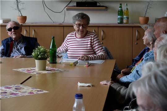 Rita Krüger snakt jede Woche platt mit den Senioren aus dem Pflegeheim Amarita. Foto: Felsch