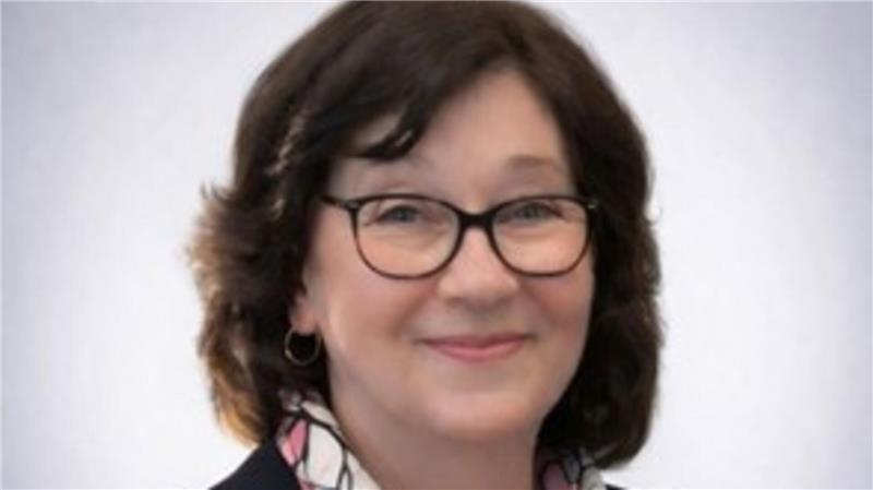 Rita Tomforde arbeitet vorwiegend mit Acrylfarben und Mischtechniken.