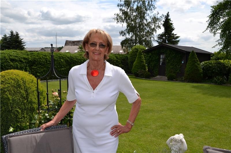 Rita Vöge in ihrem Garten in Barnkrug. Die Zeit auf See möchte sie nicht missen. Foto: Helfferich