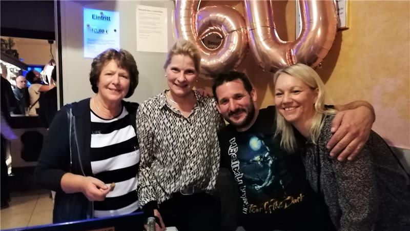 Rita und Liane Roes (v.l.) empfangen die Gäste, so wie es auf einer Roes-Party Tradition ist. Andreas und Nina kennen die beiden schon seit Jahren. Foto: Hanke