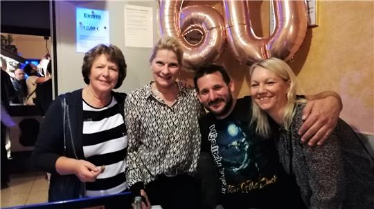 Rita und Liane Roes (v.l.) empfangen die Gäste, so wie es auf einer Roes-Party Tradition ist. Andreas und Nina kennen die beiden schon seit Jahren. Foto: Hanke