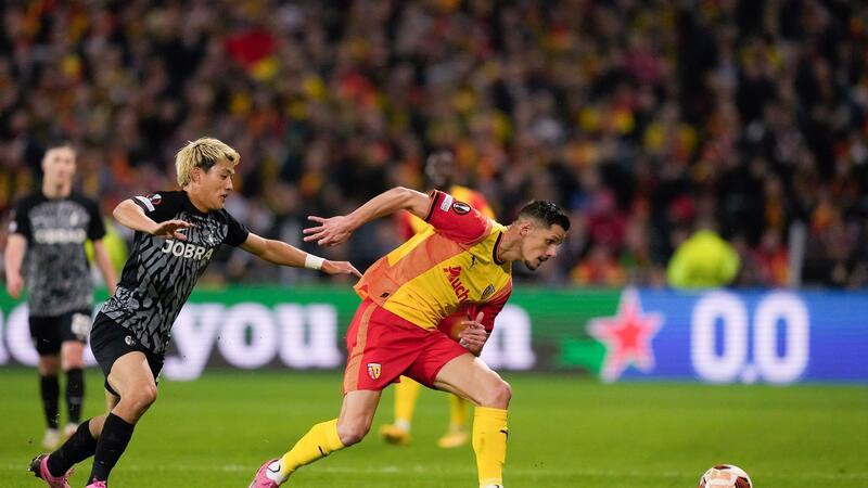 Ritsu Doan (l) und der SC Freiburg wollen gegen Lens bestehen.