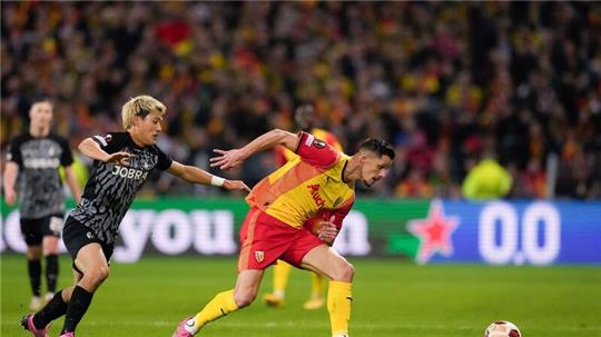 Ritsu Doan (l) und der SC Freiburg wollen gegen Lens bestehen.