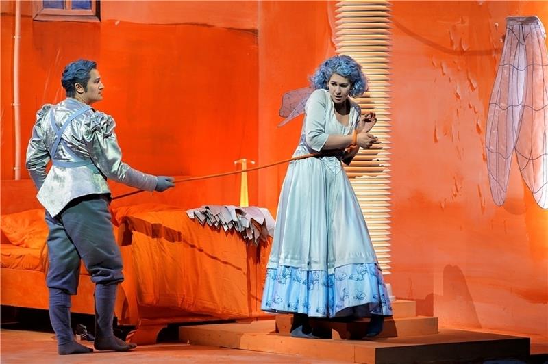 Ritter Lohengrin will sich seine Braut Elsa sexuell gefügig machen. Foto: Bayreuther Festspiele/ E. Nawrath