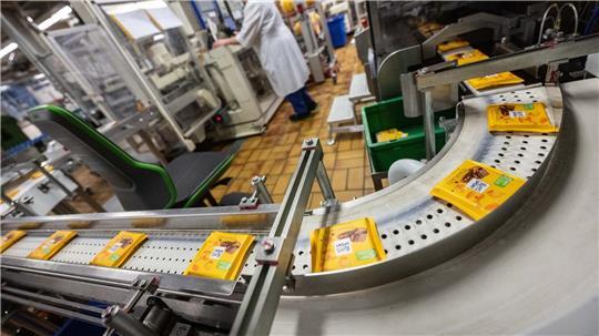Ritter Sport hat seit kurzem leichtere Schokoladentafeln im Angebot. (Archivbild)