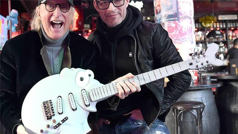 Von Otto Waalkes gestaltet Gitarre „Otticaster“ versteigert Ritter (r): „Überglücklich“ über den Erlös der „Otticaster“