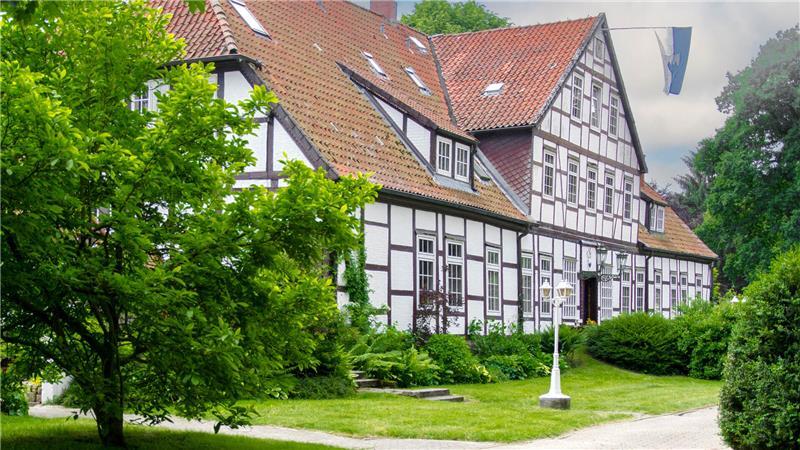 600 Jahre Tradition: Was diesen Adel mit dem Kreis Stade verbindet Rittergut Hutloh entstand Anfang des 19. Jahrhunderts und ist heute Familiensitz. Auch für andere Familien nimmt die gemeinsame Zukunft hier einen Anfang - das Haus steht als Nebenstelle des Standesamtes auch für Trauungen zur Verfügung.