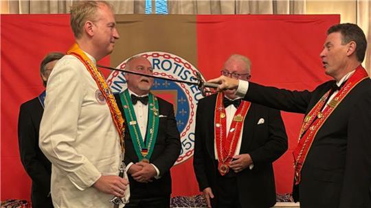 Ritterschlag für den Thomas Wiese, den Küchenchef des Bremerhavener Fischrestaurants Natusch.
