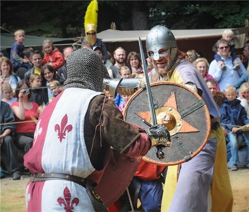Ritterspiele im Wildpark: Zwei Krieger treten zum Duell mit Schwert und Schild in voller Ritterausrüstung an. Fotos: Wildpark Schwarze Berge
