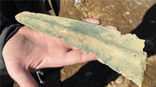 Rituelle Gaben an übermenschliche Wesen: Bei der Ausgrabung entdeckten die Archäologen in Kutenholz unter anderem diese Klinge eines extrem seltenen, rund 4000 Jahre alten Bronzedolchs (Kurzschwert).