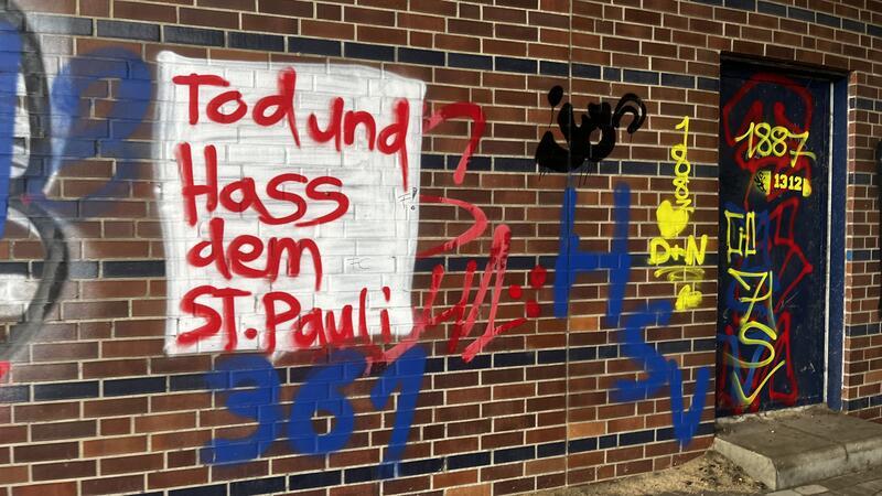 Schwarz-weiß-blaue Plage: HSV-Schmierereien überall im Kreis Stade Rivalität mit St.Pauli: Laut HSV-Insider Timo Horn ist das ein wichtiger Motivationsfaktor bei den Schmierereien, hier an der A-26-Brücke über die Este.