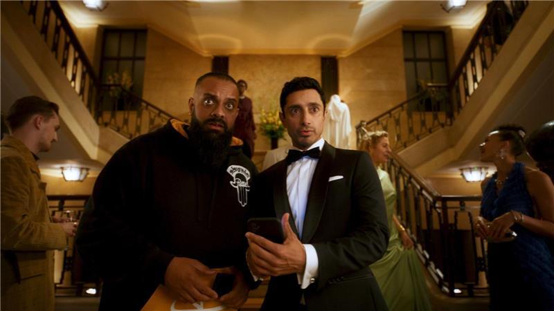 Riz Ahmed (r) will als Shah Latif der nächste James Bond werden. Guz Khan (l) spielt seinen Cousin Zulfi, der einen Taxiservice gründen will.