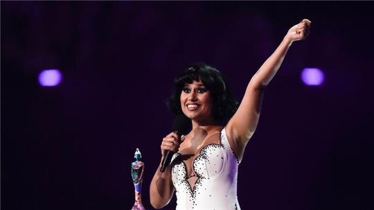 R’n’B-Sängerin Raye ist die große Siegerin bei den Brit Awards.